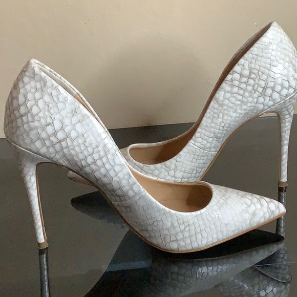 White crocodile print, pointy heels - Picture 2 of 10